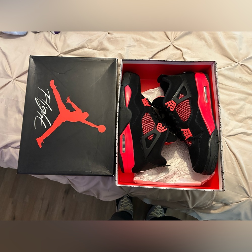 Jordan 4 red thunder, shoes in great condition!